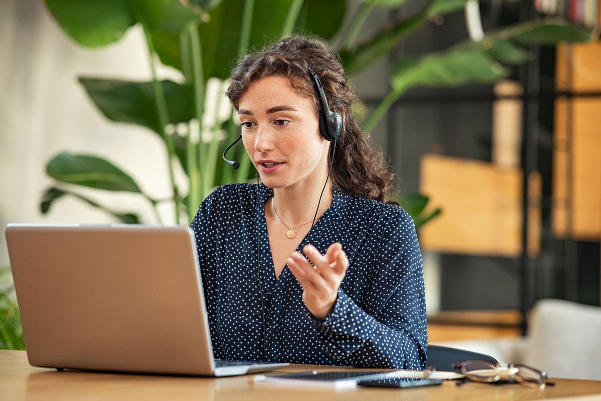Mitarbeiterin im Inbound-Telefonservice